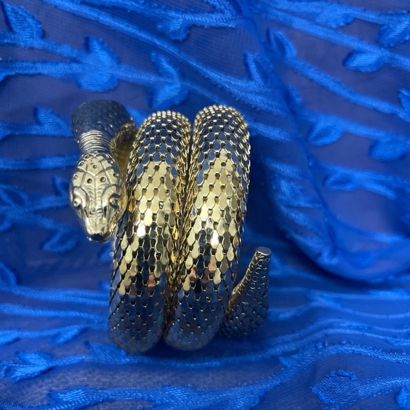 Jewelry - EUC Gold Flexible Serpent Bracelet